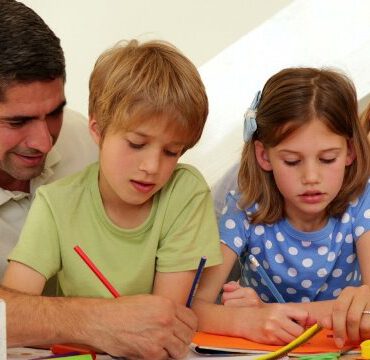 genitori che aiutano i figli nei compiti