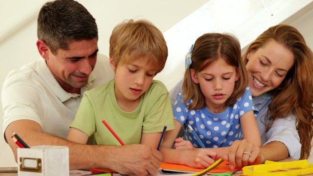 genitori che aiutano i figli nei compiti